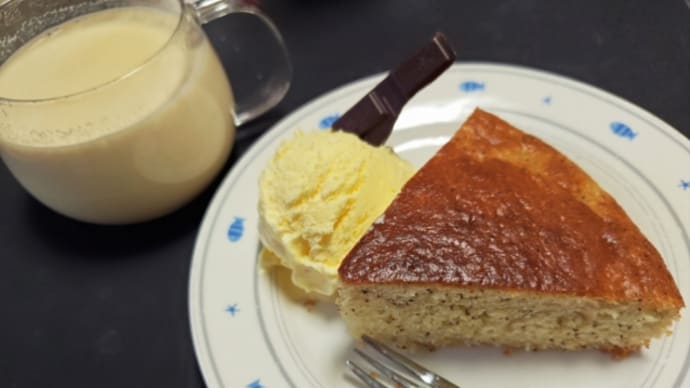 林檎のケーキと甘い紅茶