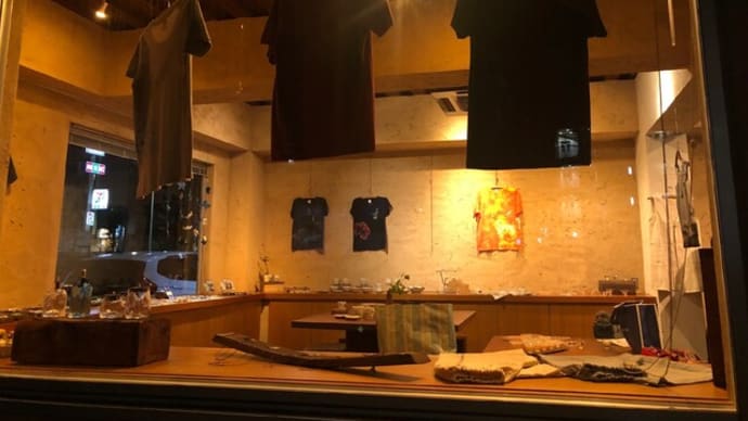 「手描き染めTシャツ作家 小橋貞と7人の作家たち-」の夜の風景