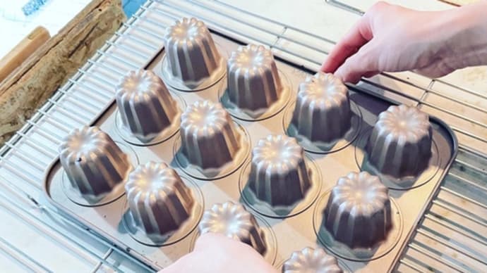 カヌレ作りに挑戦! できあがったデザートは店頭販売。