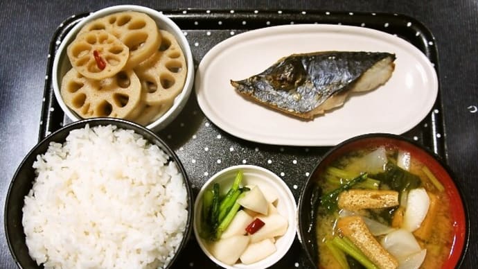 家で朝ご飯（千葉県産ふさおとめにサワラの藻塩焼き、レンコンの煮物、かぶのみそ汁・漬物）（2021年8月23日）