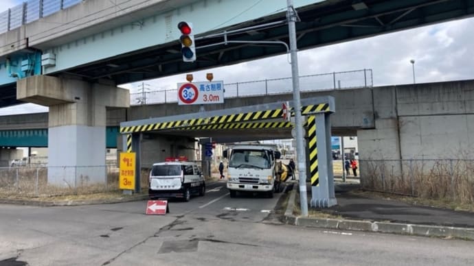 北海道でヴォケが4tダンプに積んだミニショベルを高架に打つけて落とす