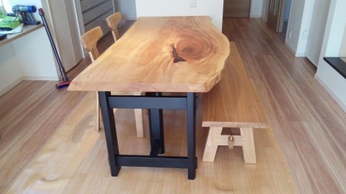【お客様のお宅へ】大判2000㎜超、人気の栃の一枚板テーブル、ボリュームがあります。一枚板と木の家具の専門店エムズファニチャーです。