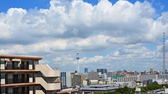 マンションに迫る白雲