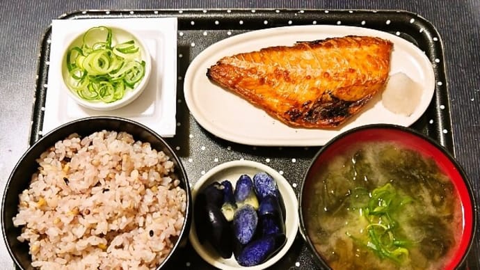 家で昼ご飯（十六穀ごはんに赤魚の干物、納豆、のりのみそ汁、小なすの漬物）（2024年2月18日）
