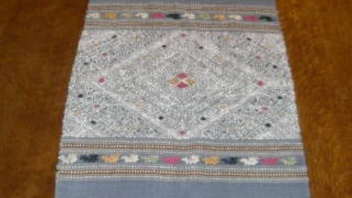 アジアの刺繍柄の布をテーブルセンターに(再掲版)