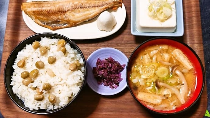 家で朝ごはん(豆ごはんにホッケの開き(半身)、冷奴、ぶなしめじと油揚げのみそ汁、刻みしば漬け)(2025年4月30日)