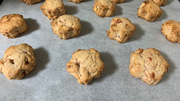 ドライいちごといちごシロップを作ってからの〜いちごとアーモンドのスコーンクッキー。