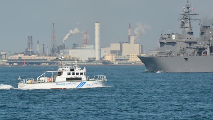 海上保安庁の巡視艇たかかぜと海上自衛隊掃海母艦うらが