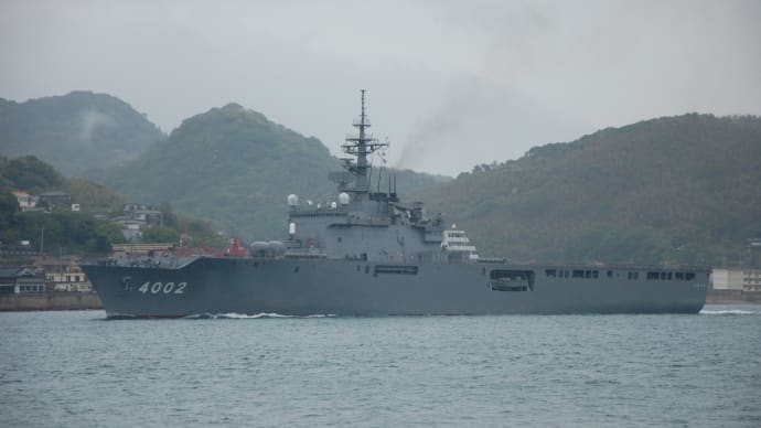 海上自衛隊輸送艦しもきた　LST-4002　海峡航行