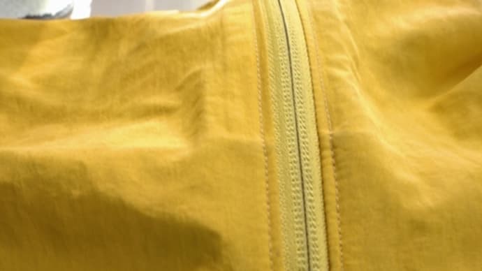 モンベルのジャンパーについたマジックのしみ抜きです。