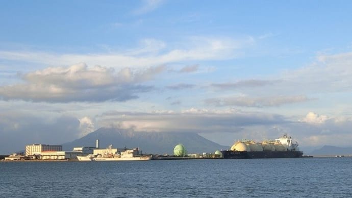 桜島とLNGタンカー、パシフィックエンライトゥン
