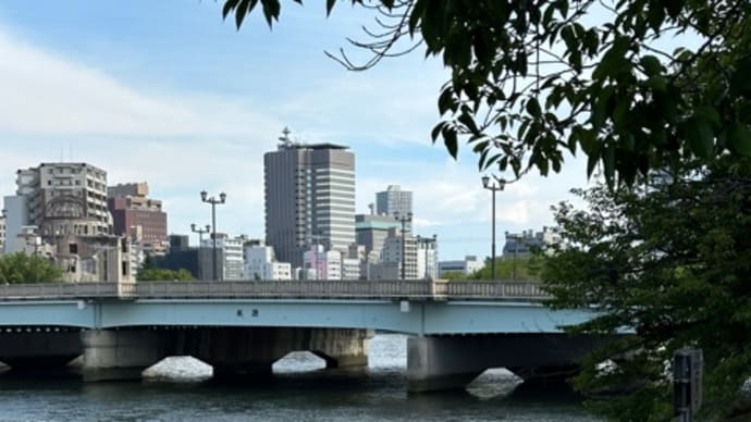 リバーサイドを吹く風が心地よい夏の終わりです・・・広島市・本川河畔より