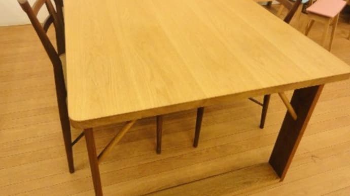 ナラ材とウォールナット材仕様のダイニングテーブル RIX。