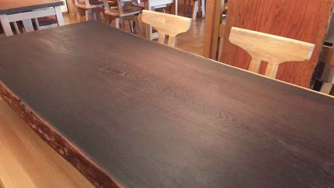 ８８、家族が集まる場所へ!! 一枚板テーブルは、設置場所の雰囲などに合わせて!!  一枚板と木の家具の専門店エムズファニチャーです。