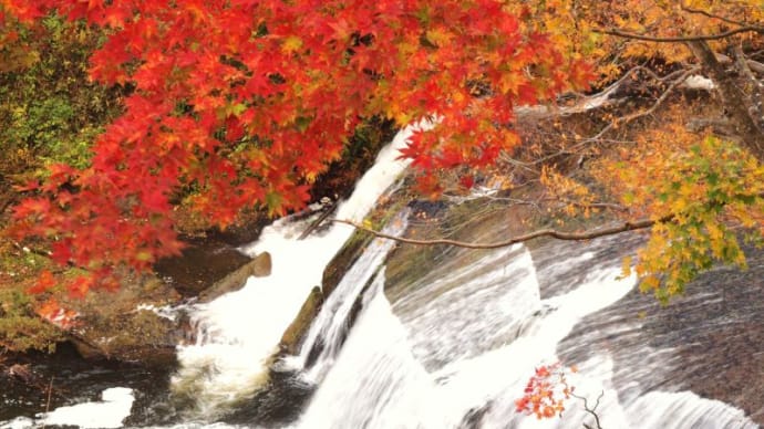 紅葉に染まる長老湖から小野川温泉の旅・・・滑津の滝
