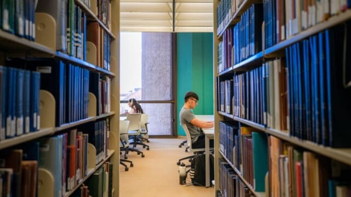 バイデン政権、学生ローン借り手の返済と利子の支払いを一時停止へ