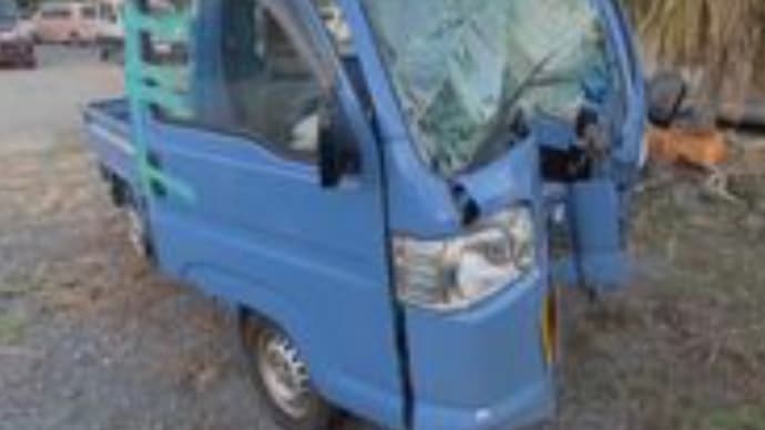鹿児島で高齢者が軽トラで電柱に打つかり死亡