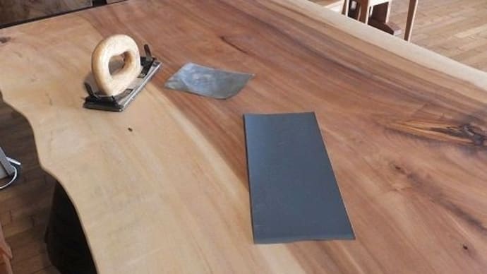 ２９３、一枚板テーブル、手触り感をよくするために、オイル仕上げ前のひと擦り。一枚板と木の家具の専門店エムズファニチャーです。