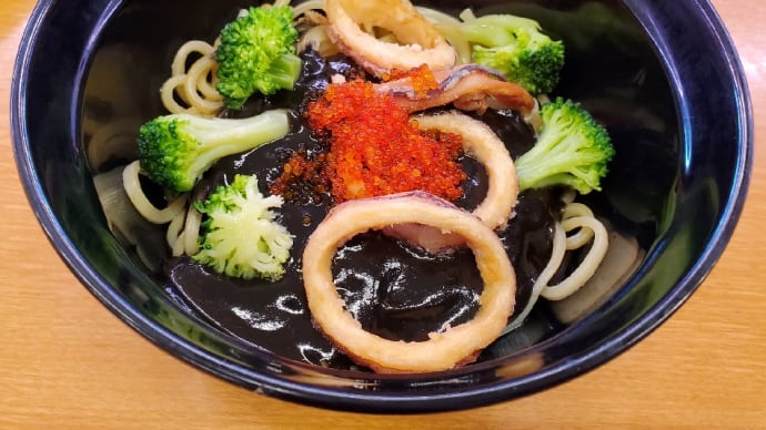 コロナウイルスの関係で遠出が出来ないので近くの回転すしやで食べた「イカ墨和え麺」!