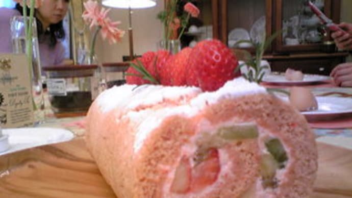 春色のストロベリー　Roll　Cake