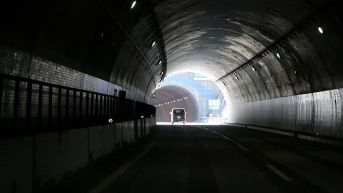 トンネルの照明は音符だった♪♪♪