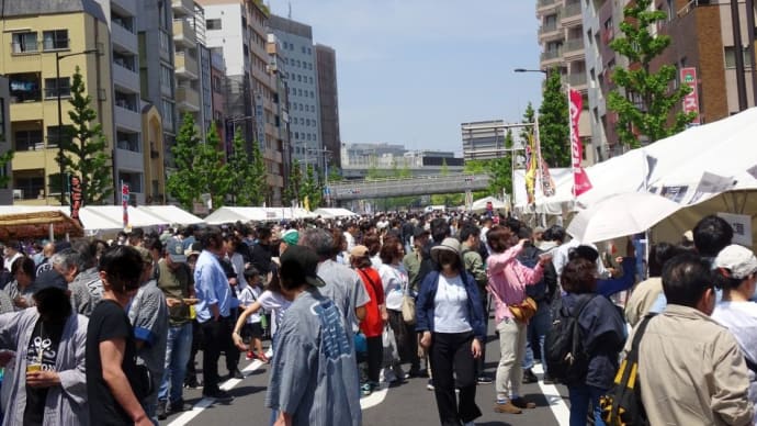 お祭り会場の南京玉すだれに!💛ハート・マークで💛吃驚こきました。