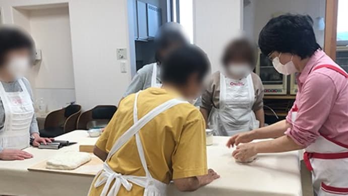 生地を切り分けたまま焼くフランスパンの一種リュスティックです。