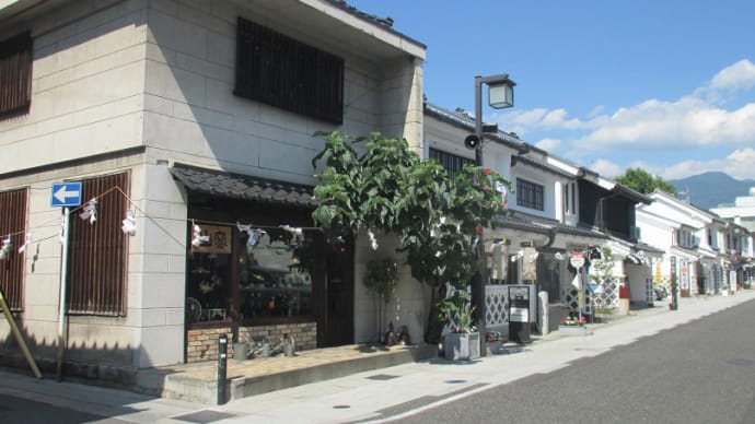 蔵模様（なまこ壁）のある街！魅せてくれます！太陽に白が輝いていますね！えぇ～もんやぁ～