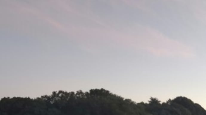 夕焼けとシルエット富士山と上弦の月