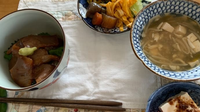 昼食はマグロの漬け丼