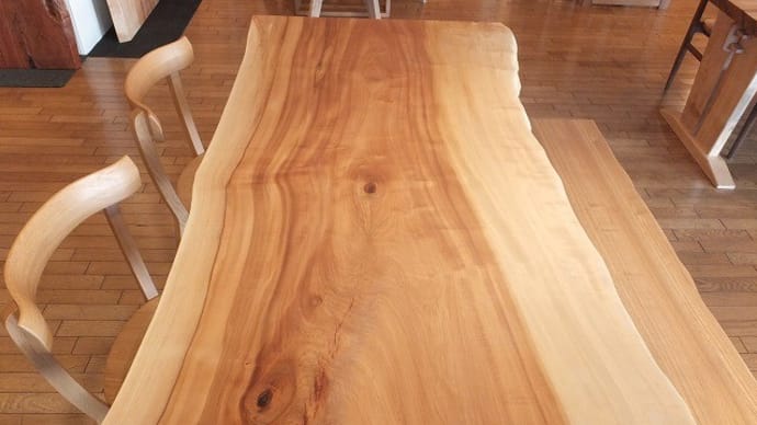 ２９５、栃の一枚板テーブルをすっきりした新作黒い載せ脚で合わせました。一枚板と木の家具の専門店エムズファニチャーです。
