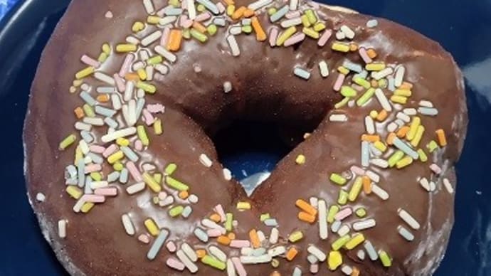 【02/05おやつ】レインボーチョコチップドーナツパン、これまた久々だったんですが:P