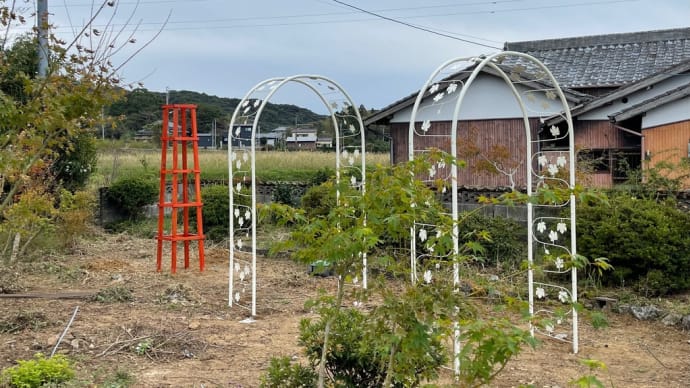 バラのアーチと木製オベリスク