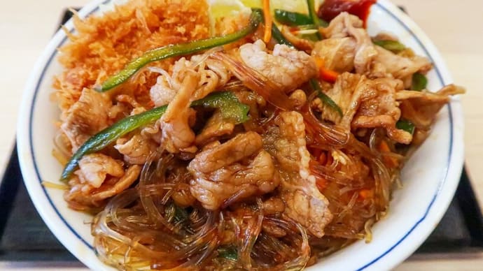 かつやの全力手抜き飯 ~牛春雨プルコギとメンチカツの合い盛り丼~