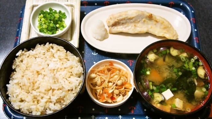 家で朝ご飯(発芽玄米ご飯にサバフグの西京漬、納豆、野菜とキノコのみそ汁、キムチもやし)(2021年7月16日)