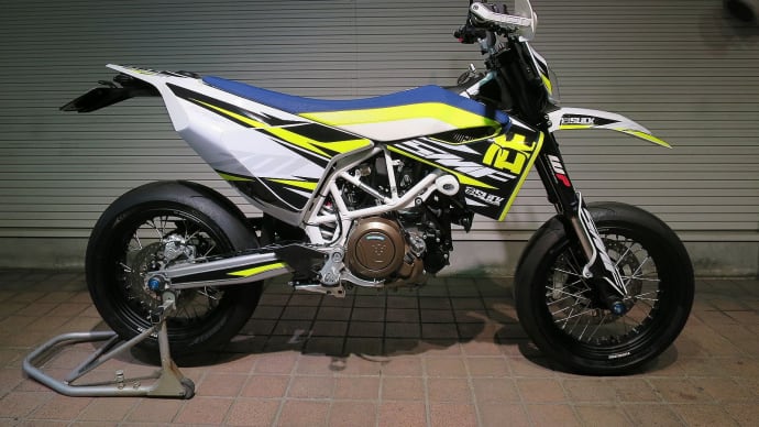 最高にいかしたHusqvarna 701 SUPERMOTO ですね!色合いが綺麗だから派手さを感じないです!
