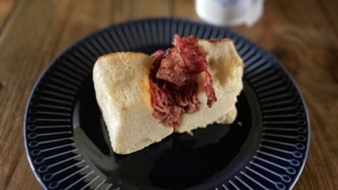 アメリカンのパストラミサンドで朝ごぱん