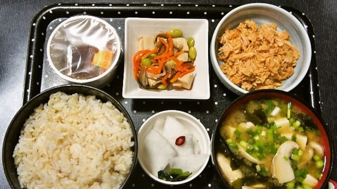 家で朝ご飯(発芽玄米ご飯にめんツナかんかん、彩りこうや(高野豆腐)、納豆、ゆきれいたけのみそ汁、かぶの漬物)(2021年10月7日)