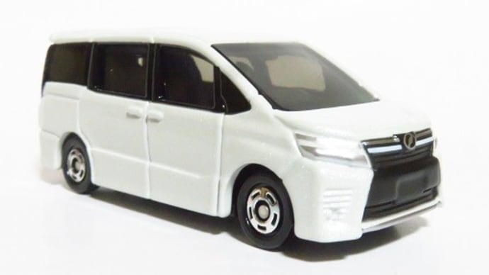 絶版トミカ トヨタ ヴォクシー初回カラー