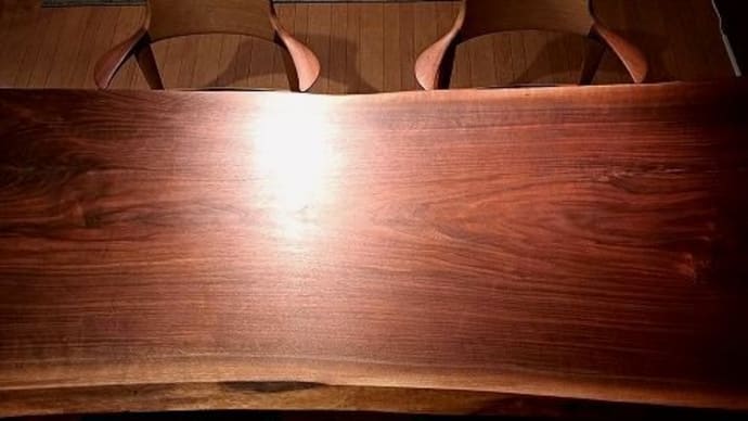 2592、ウォールナットの一枚板を輝かせるには…。磨いてオイルを塗って磨いてオイルを塗って経年変化を楽しむ。一枚板と木の家具の専門店エムズファニチャーです。