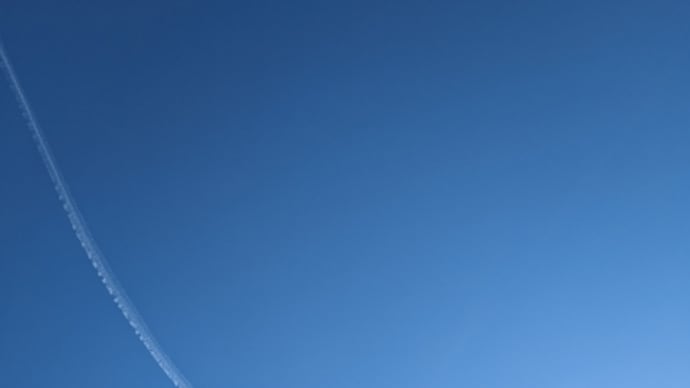空に1本の飛行機雲