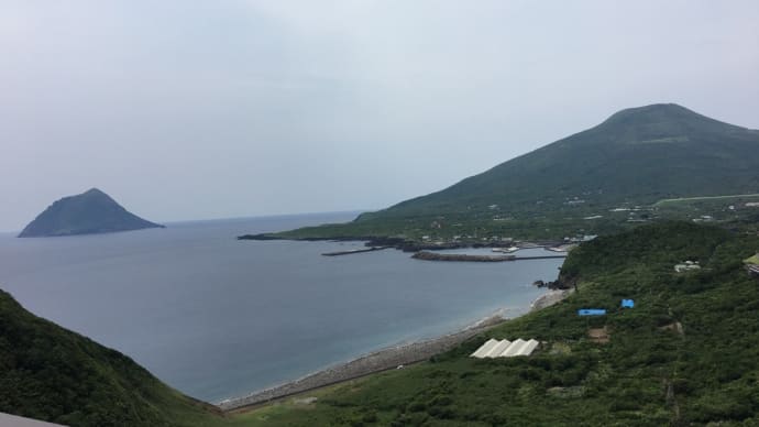 八丈富士と八丈小島と八丈島の海。 べた凪