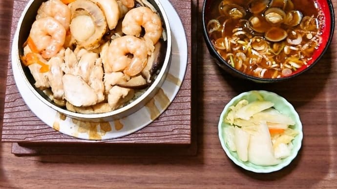 家で朝ごはん(ふぐ海鮮五目釜飯、赤だしのしじみ汁、白菜漬)(2024年8月15日)
