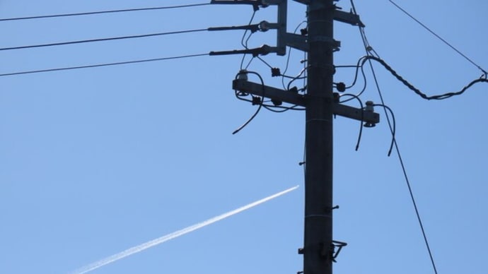 電信柱を突き抜ける飛行機