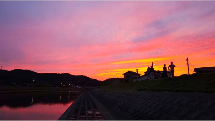 田舎の堤防夕暮れ時はとっても一人じゃ居られない？