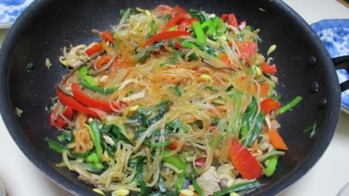 質素に少量-今日も元気-----チャプチェ、ピザ、トンカツ、カツオのたたき、チヂミ、鶏肉揚げ、ラーメン、味醂干し、豚蒟蒻煮