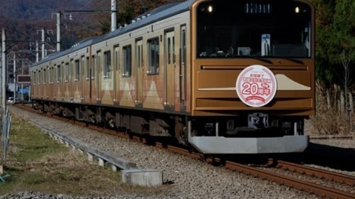金色車体の富士急行6000系6701編成・開業90周年記念号