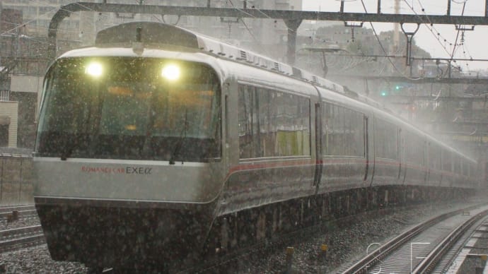 2023年8月13日 小田急 小田原線 梅ヶ丘 EXE-a 30552F+30152F 大雨 さがみ61号