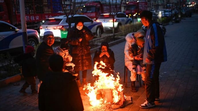 進まぬ救援　甘粛省地震被災者に寒波が追い打ち　「救援物資も受け取れない」