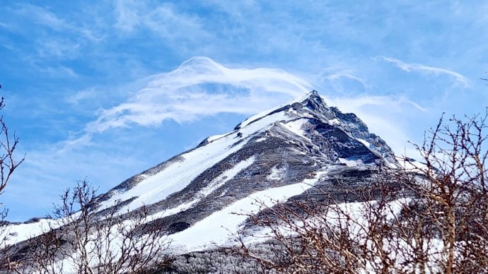 最北百名山⛰️海に浮かぶ残雪の利尻山🌴79座目2024.4月